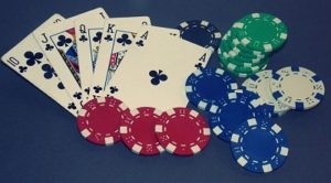 Pokerchips und Spielkarten